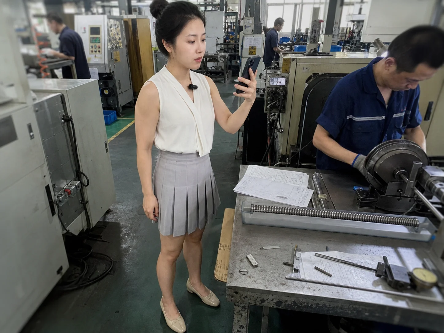 自媒体拍摄人员记录精密滚筒线试制与首件确认现场