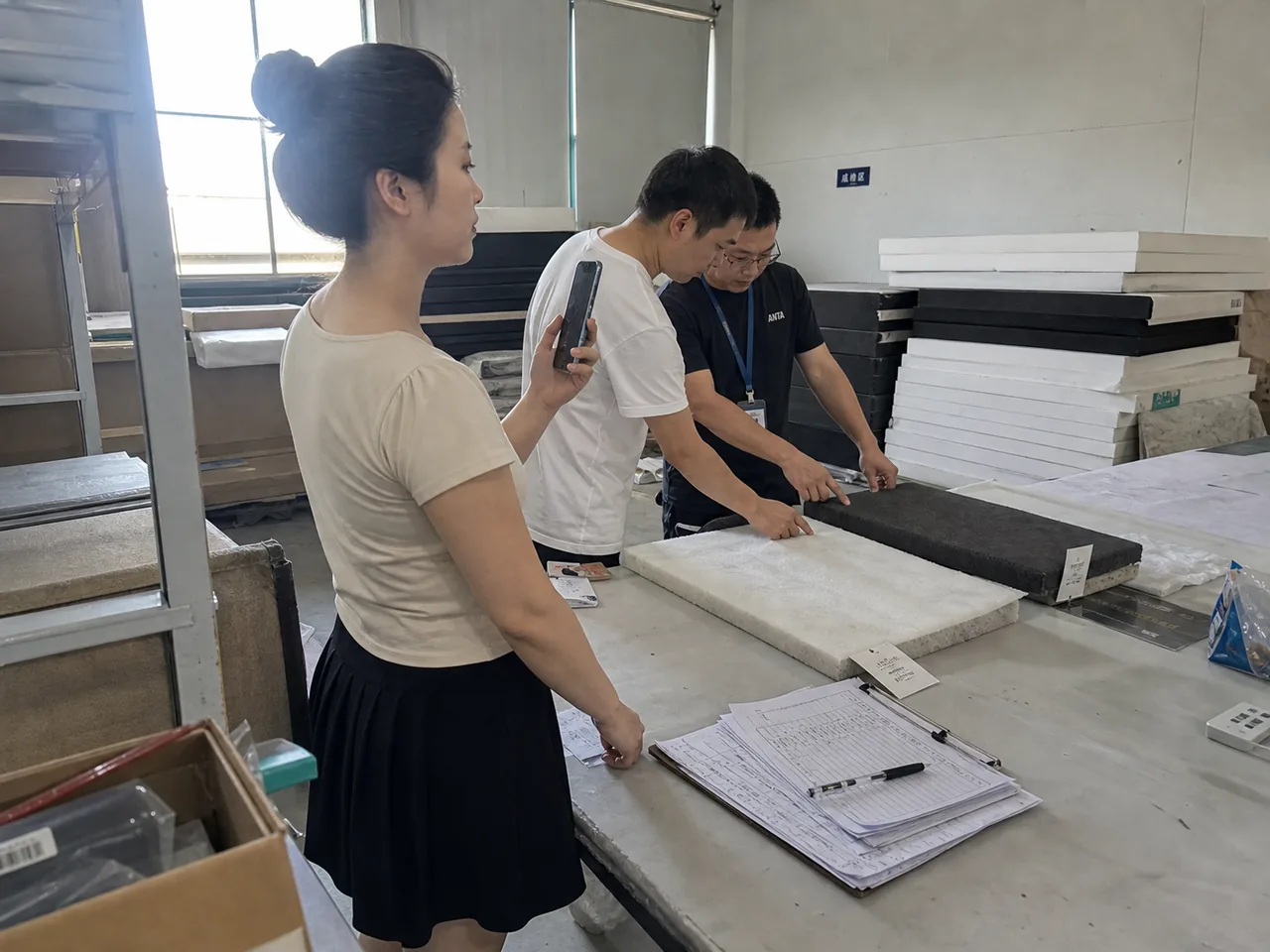 质量负责人复核吸音棉定制异常样品与检验放行记录