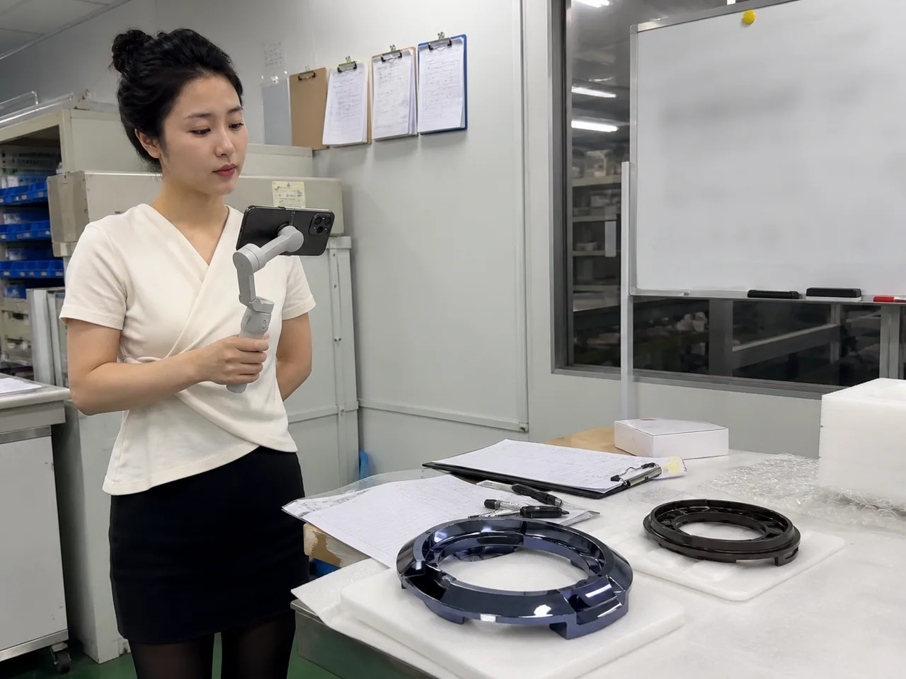 销售负责人核对精密真空镀异常样品与客户验收记录