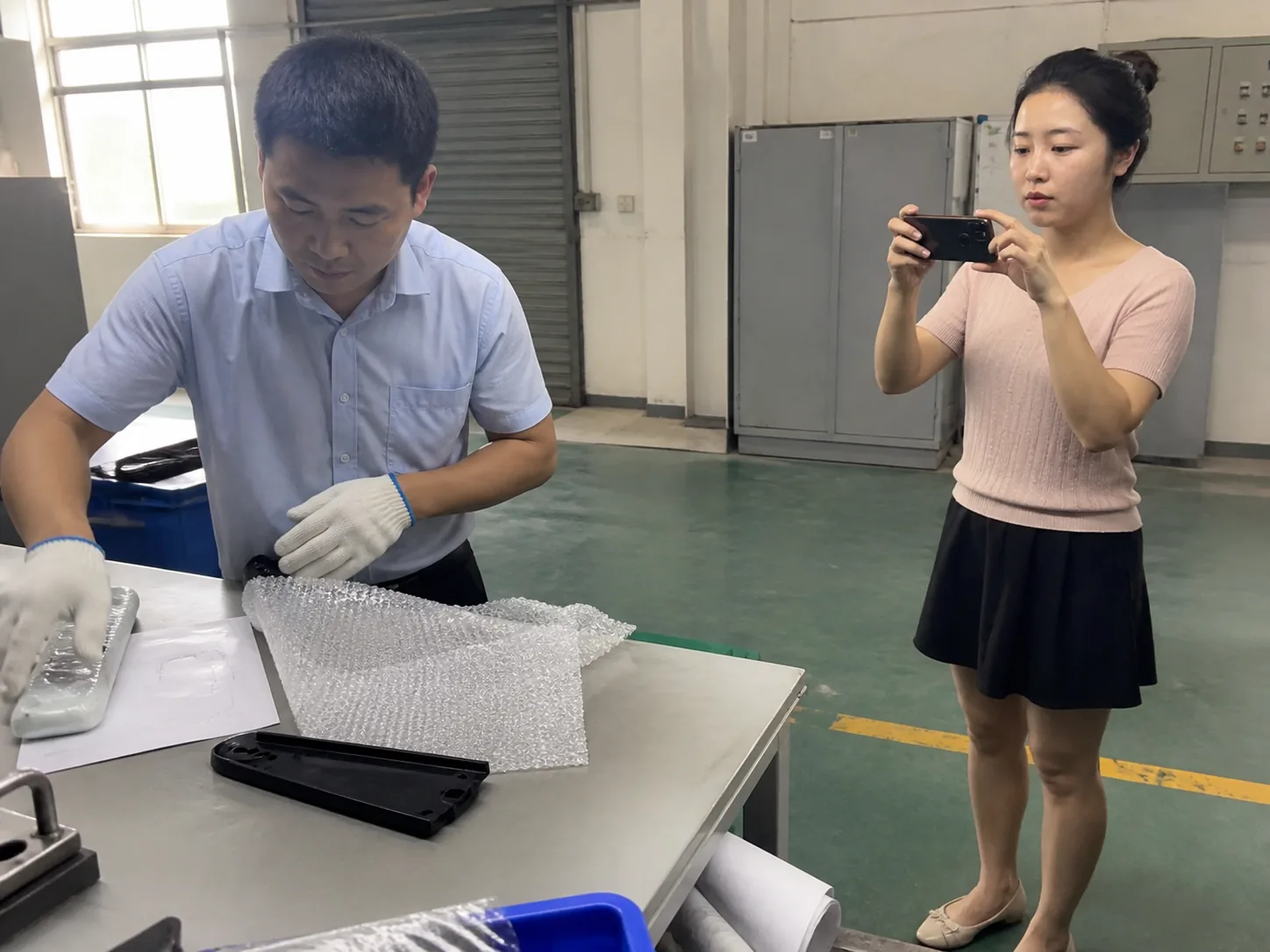 自媒体拍摄人员记录气泡袋定制图纸与实物结构核对现场