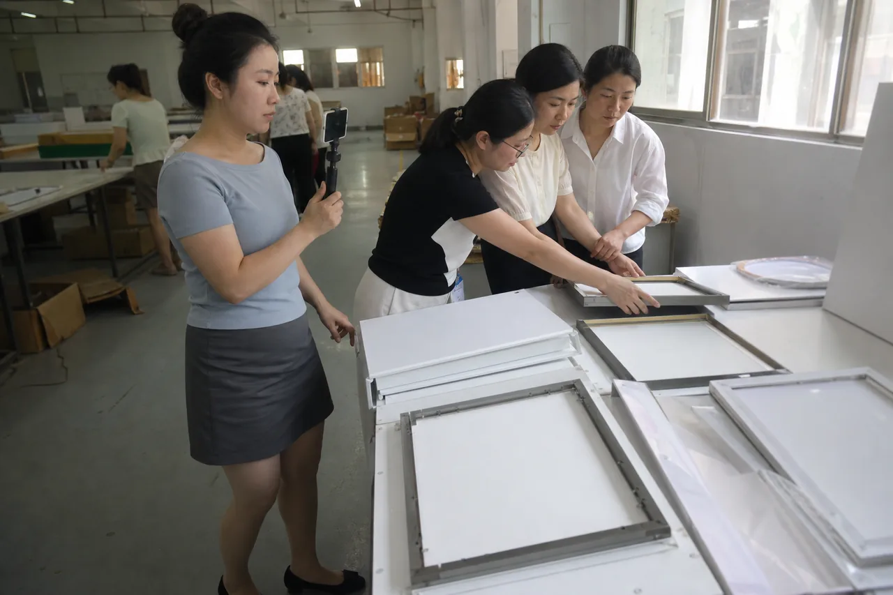 画框定制供应商样品、材料与报价条件核对现场