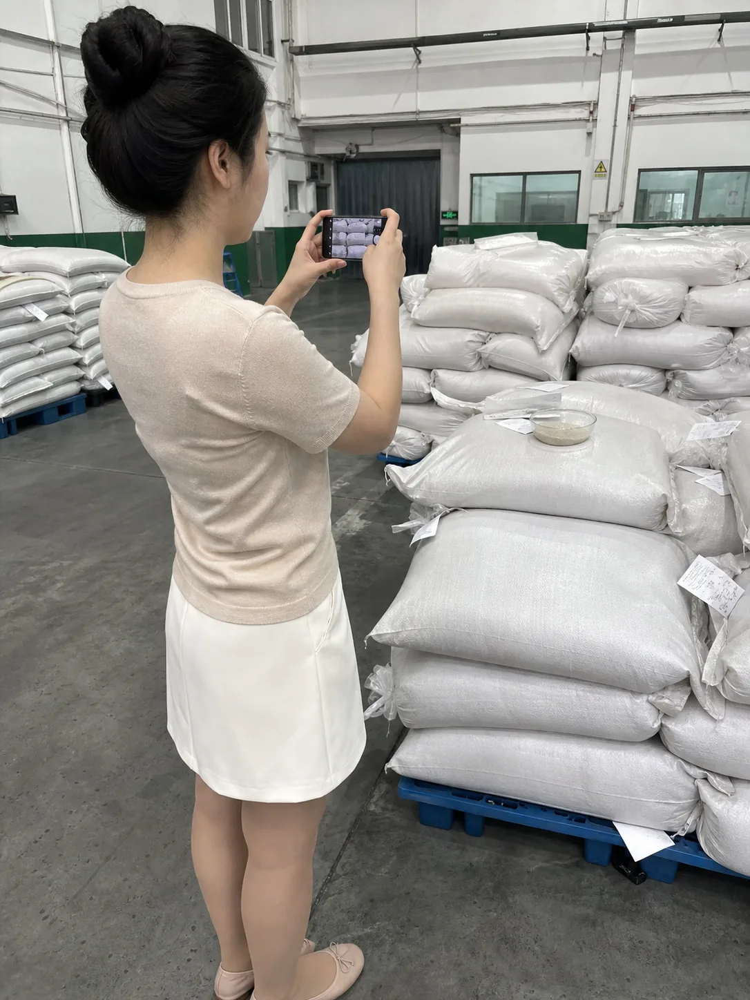 自媒体拍摄人员记录精密胚芽米来料批次与包装状态核对现场