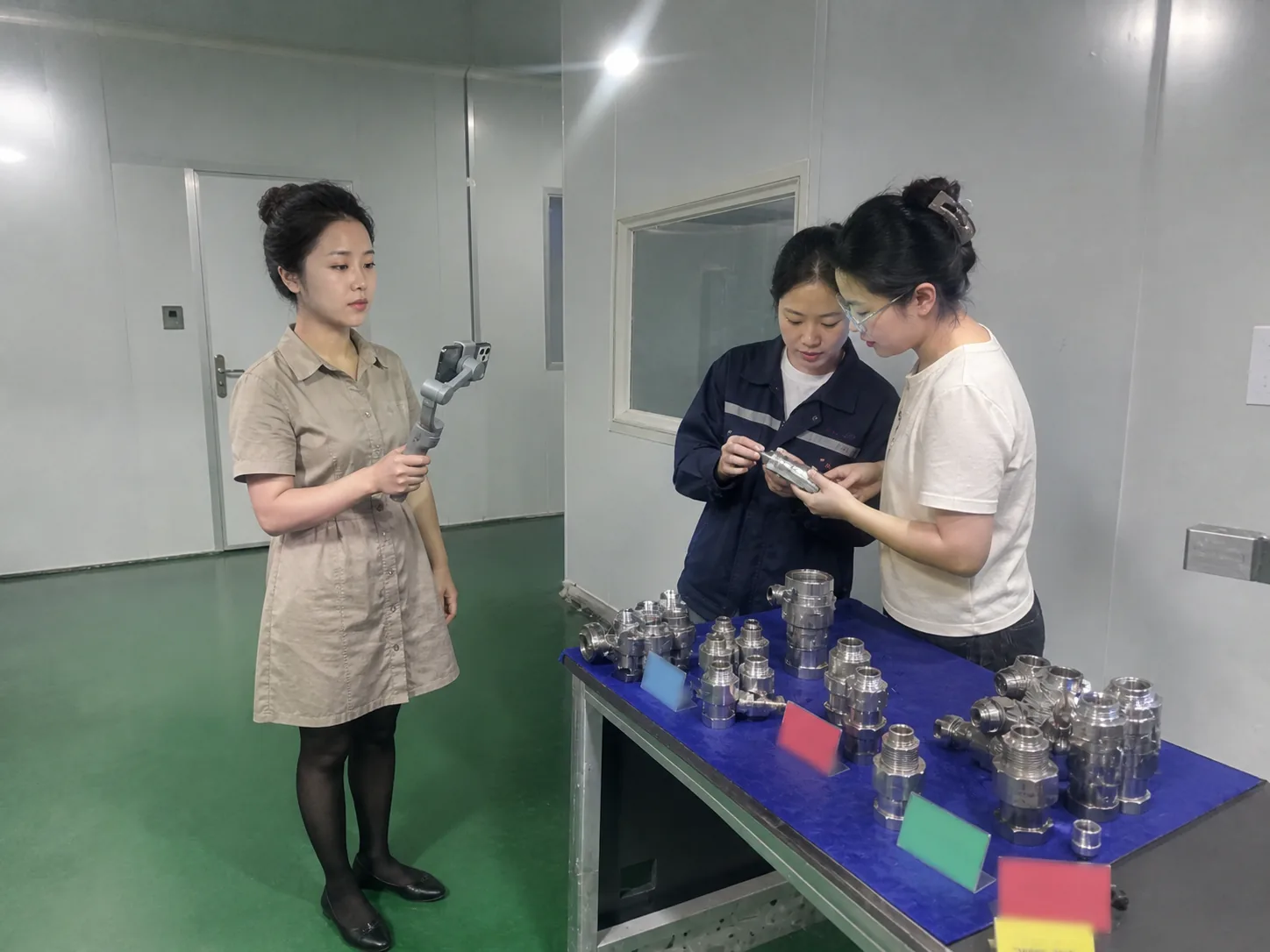 自媒体拍摄人员记录安全阀加工异常品隔离与检验复核现场