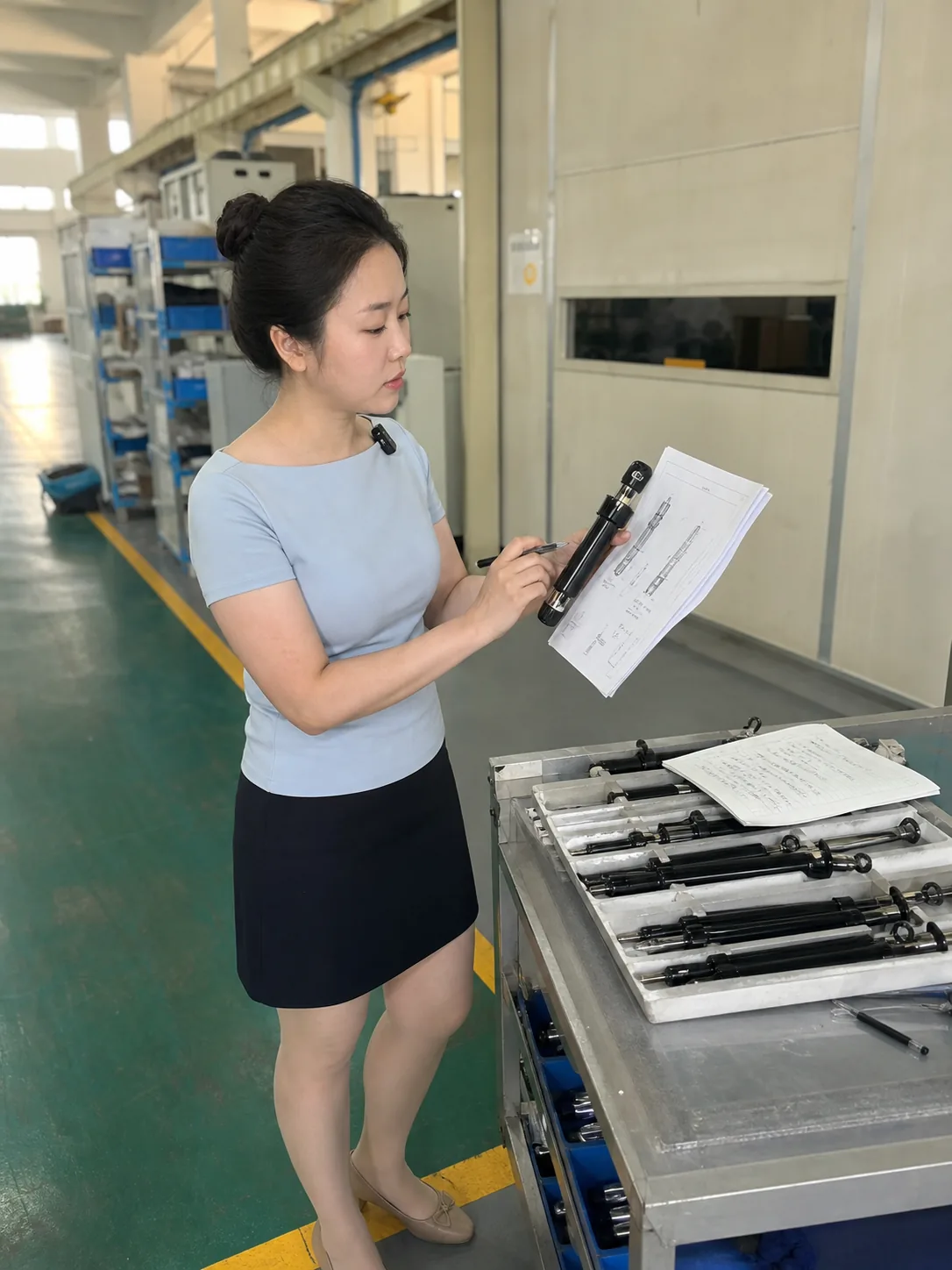 自媒体拍摄人员记录精密减震器样品与客户需求清单核对现场