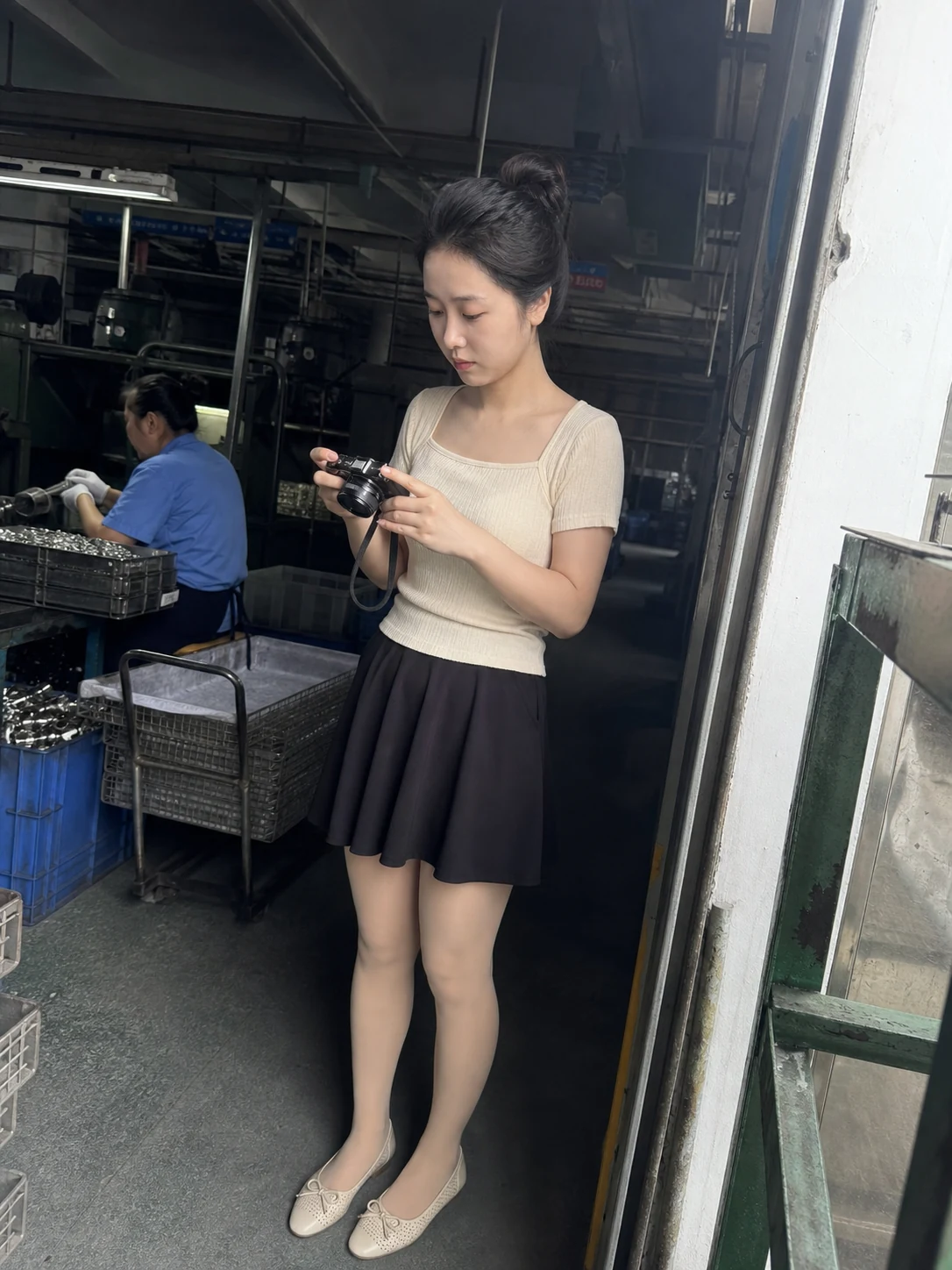 自媒体拍摄人员记录精密金属工艺品批次抽样检验与放行记录核对现场